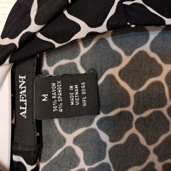 🌴 Wrinkle-Free Top - Picture 3 of 6